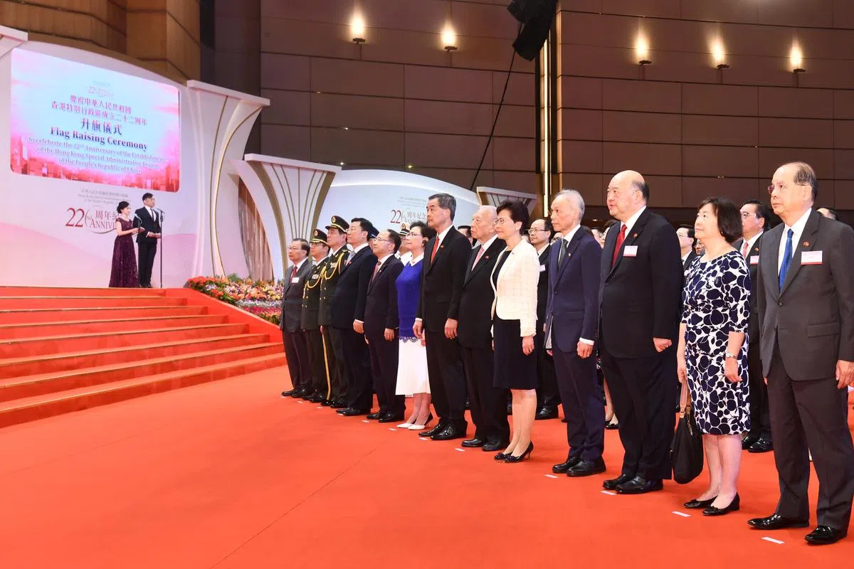  香港回归22周年纪念日改为嘉宾在室内通过屏幕观看升旗仪式。（中新社） 