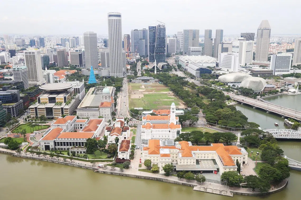 鸟瞰坐落在新加坡河畔的最高法院和国会大厦。（联合早报）