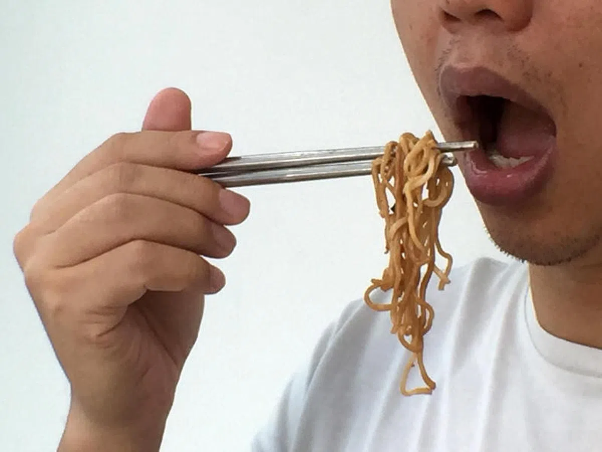 吃的时候很爽，但吃进身体的后果不容小觑。（新明日报）