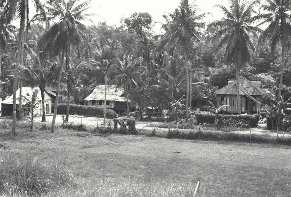  直落布兰雅山脚的马来甘榜。（联合晚报档案照） 