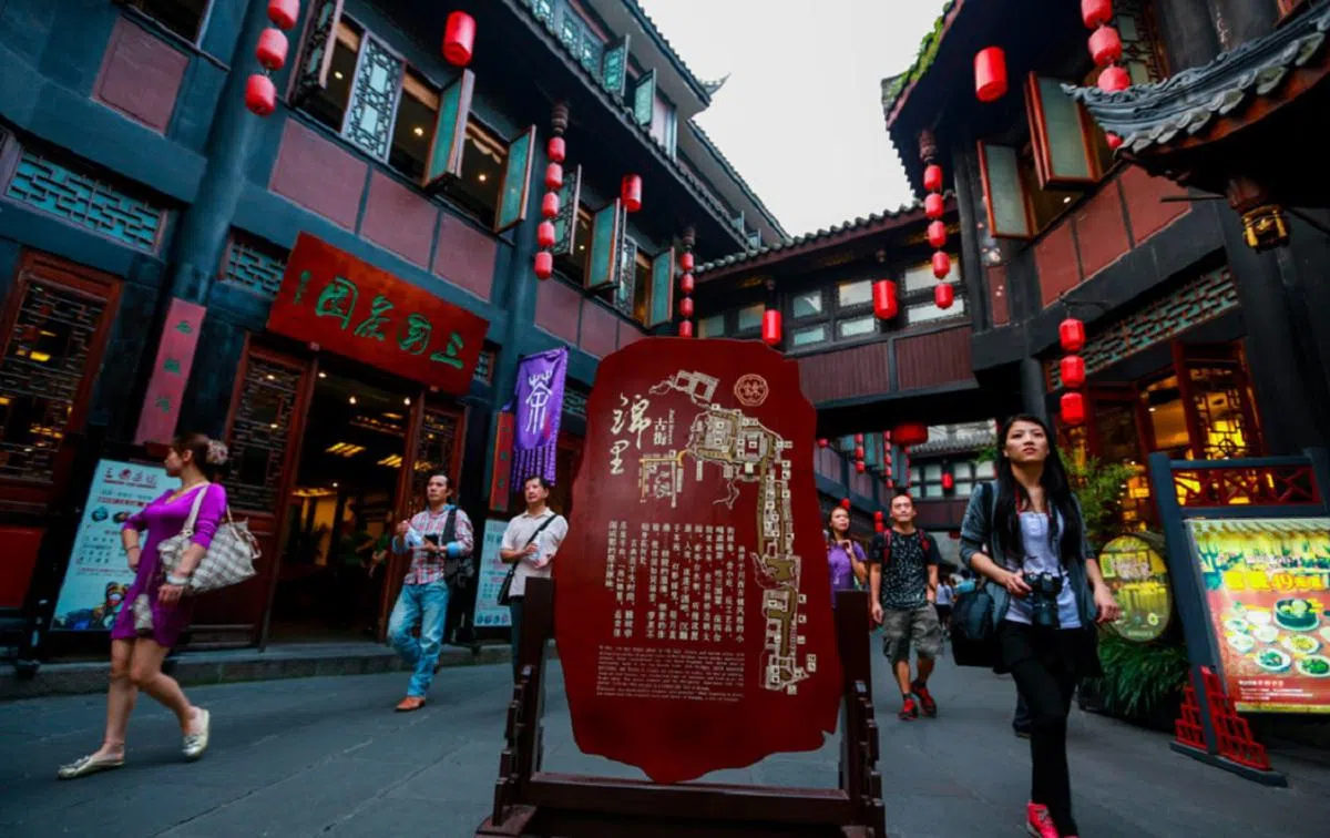 锦里古街在1800多年前已经是别具特色的商业街。（互联网）