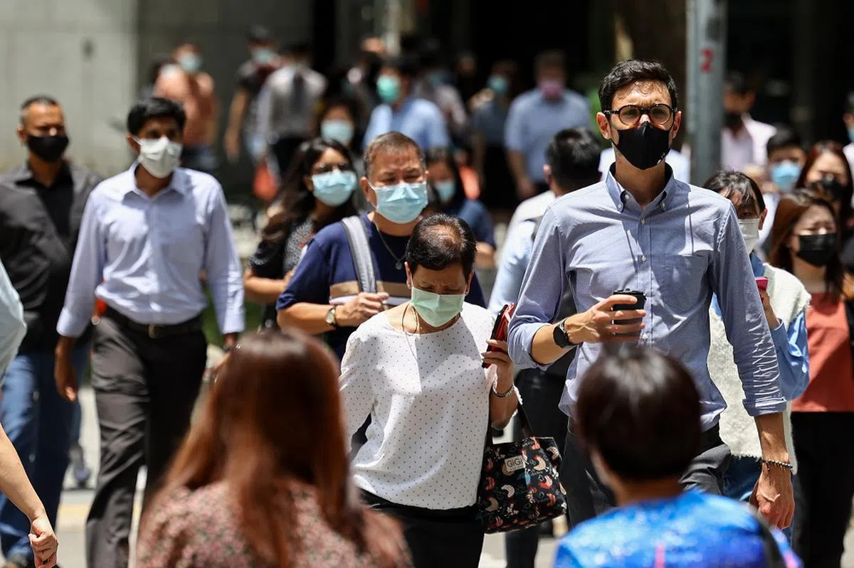 从新加坡CBD市中心的人群可以看到新加坡的多元种族社会。（联合早报）