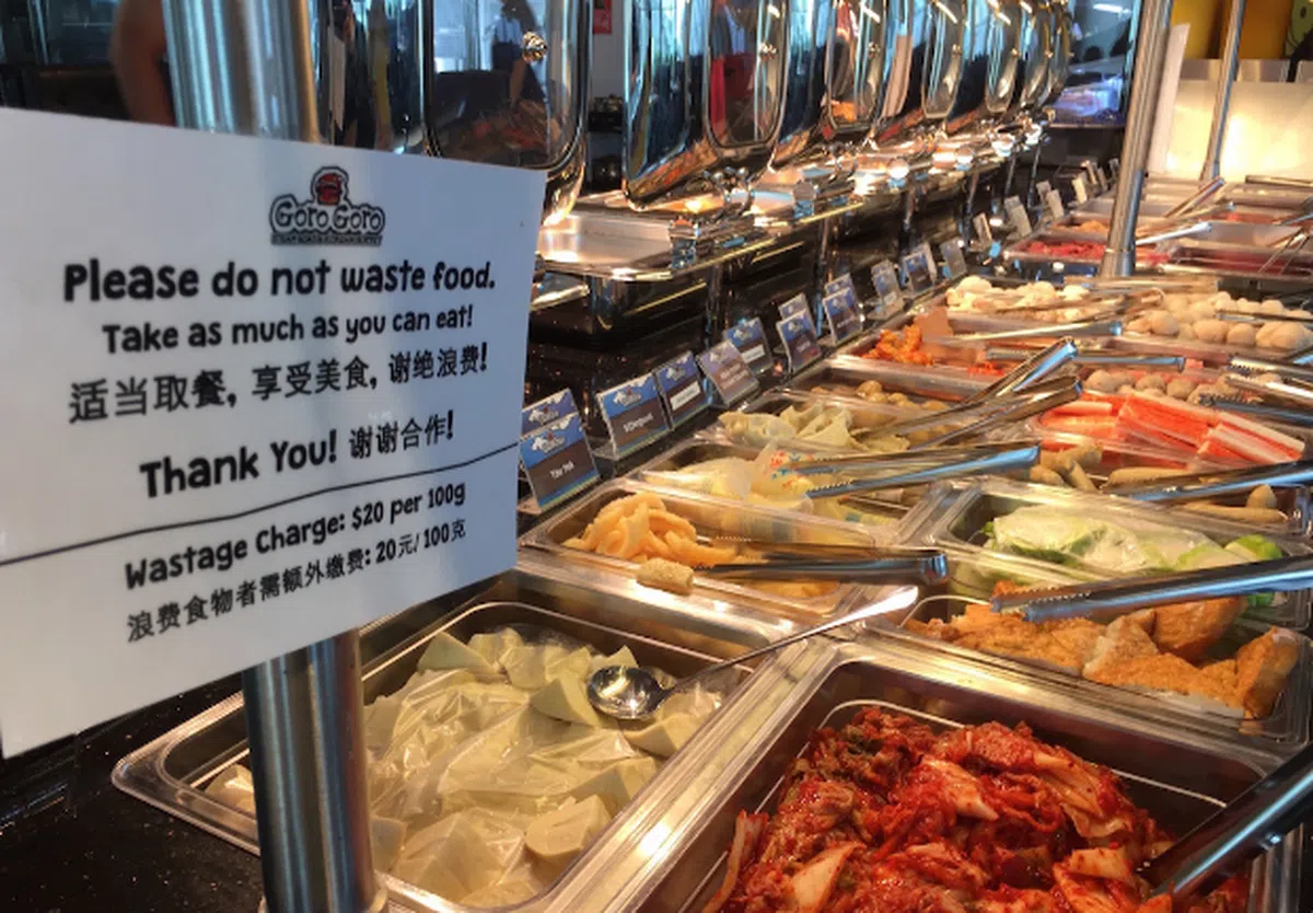  自助餐厅会放置告示牌温馨提醒食客别浪费食物。（互联网） 