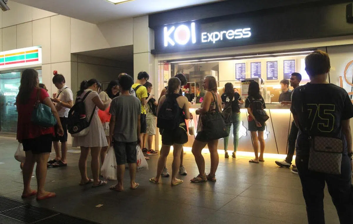 文礼地铁站外的“KOI Express”饮料亭以往经常出现人龙。公众排队购买泡泡茶。（联合早报）