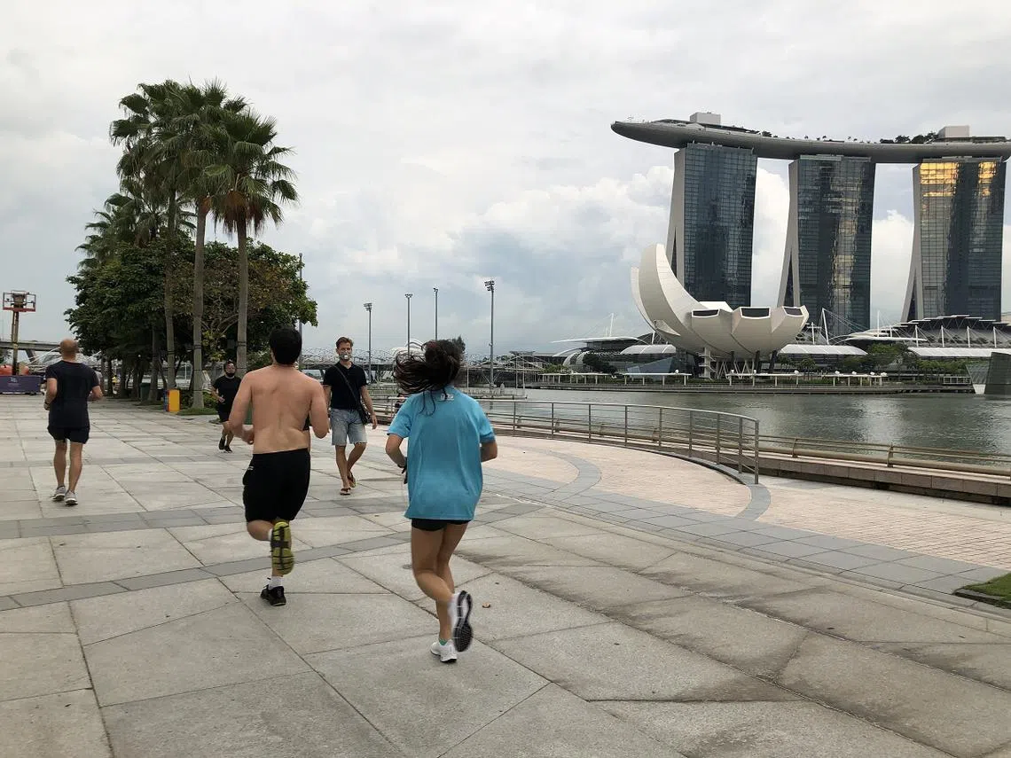 新加坡半封城期间，还是有很多人外出运动。（张丽苹摄）
