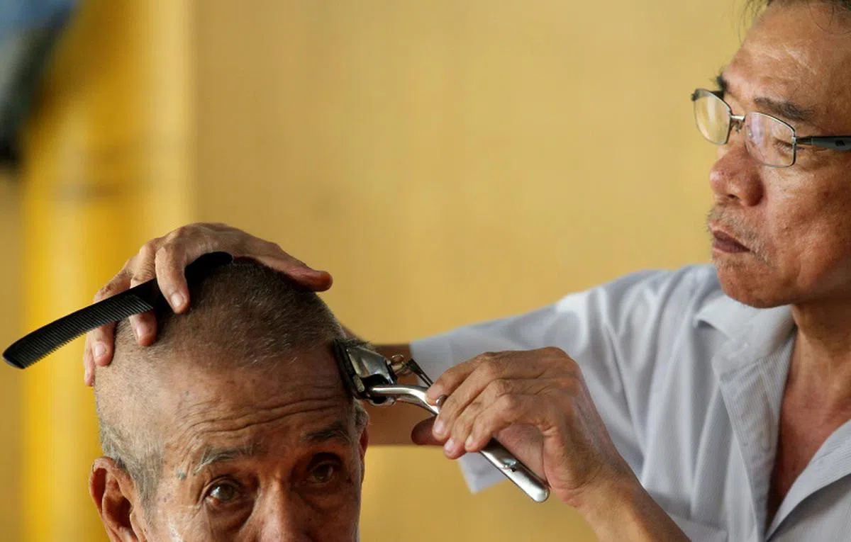 陈文棋曾说“会做到不能做为止”，如今因无人继承手艺，抵挡不了岁月流逝，只好退休。（海峡时报）