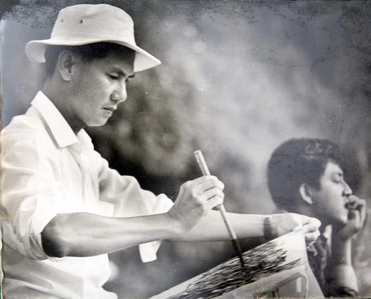 年轻的林子平在印尼多峇湖写生。（联合早报）