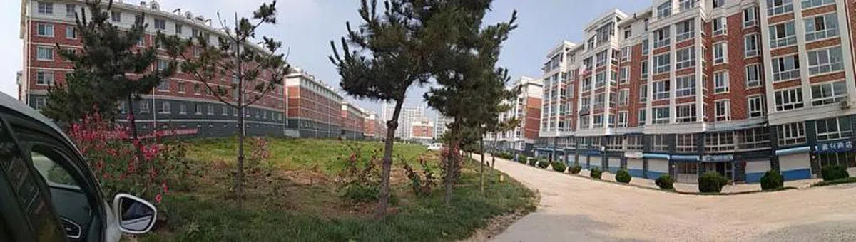  新罗小镇小区全景照。（李锡华提供） 