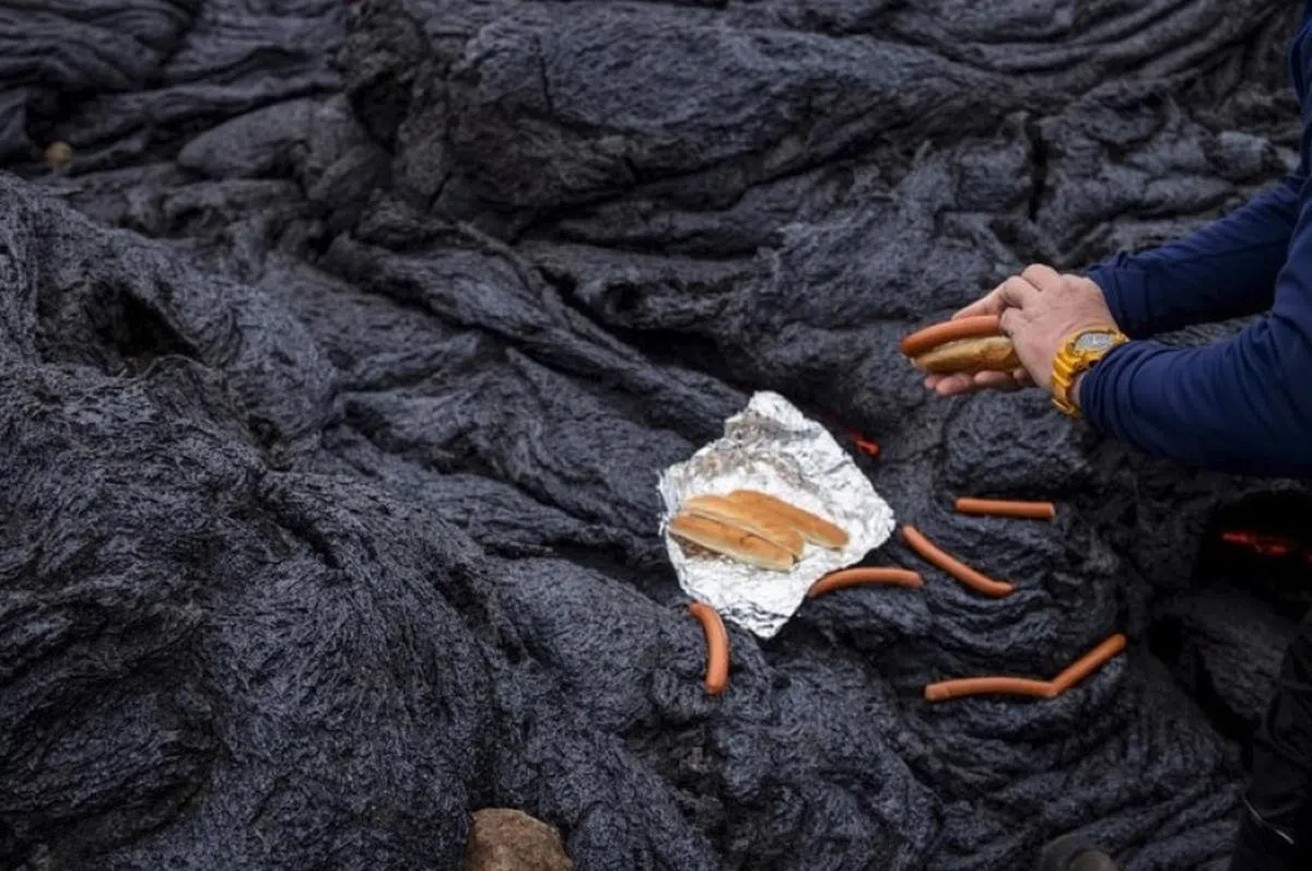 去年，科学家在冰岛火山熔岩上烤香肠。（互联网）