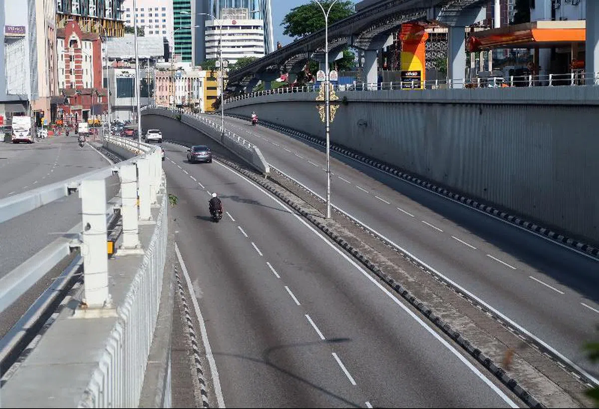  “锁国”第一天，马国道路上车辆稀少。（法新社） 