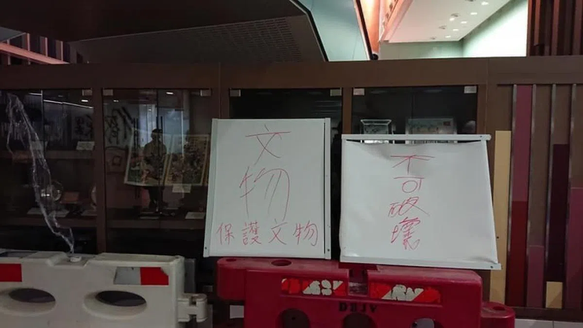  示威者在文物和图书馆处置放警语牌子提醒他人勿进行破坏。（罗冠聪面簿） 