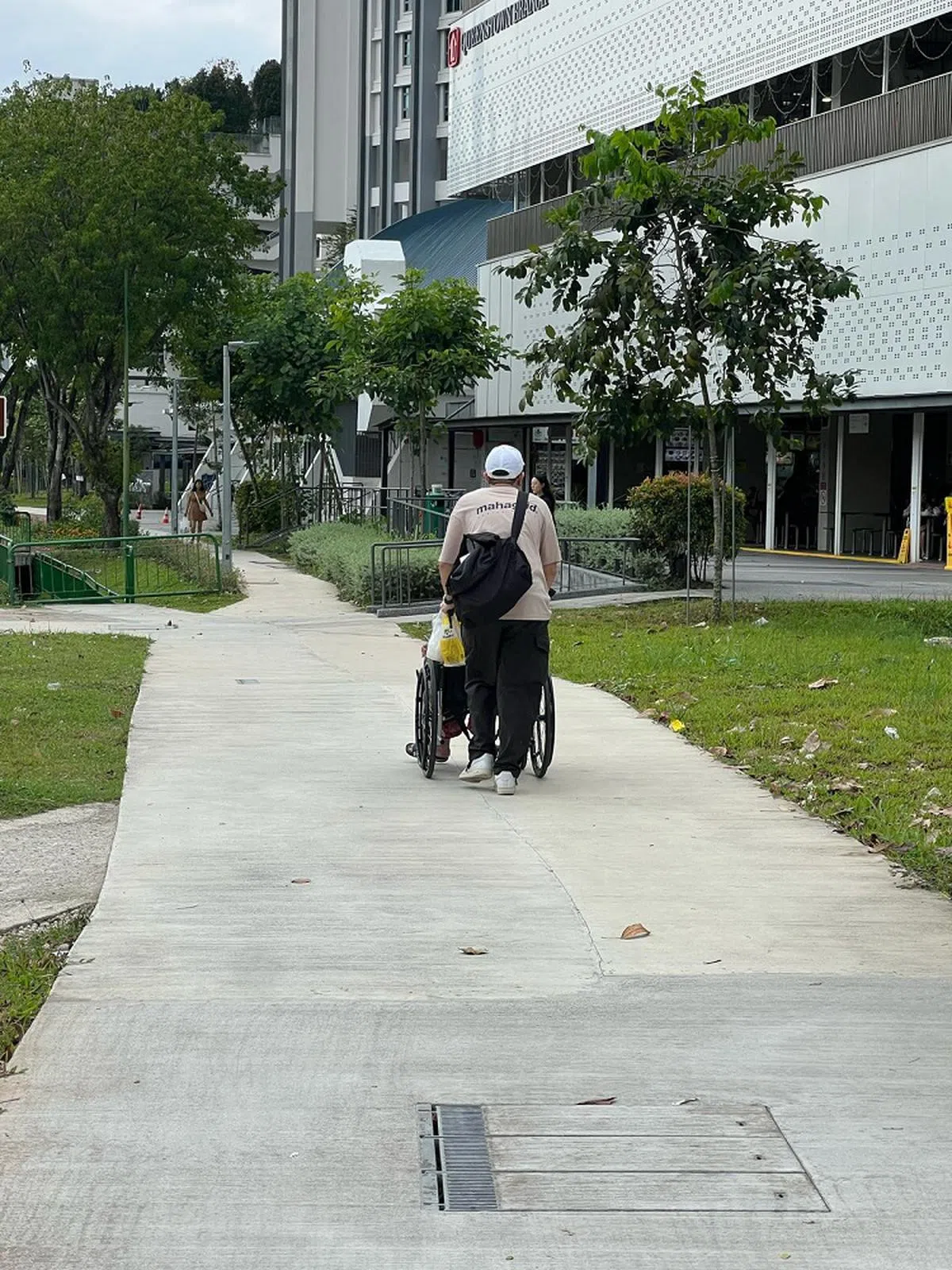 这个举动虽然简单，却充满了关怀和善意。（红蚂蚁摄）