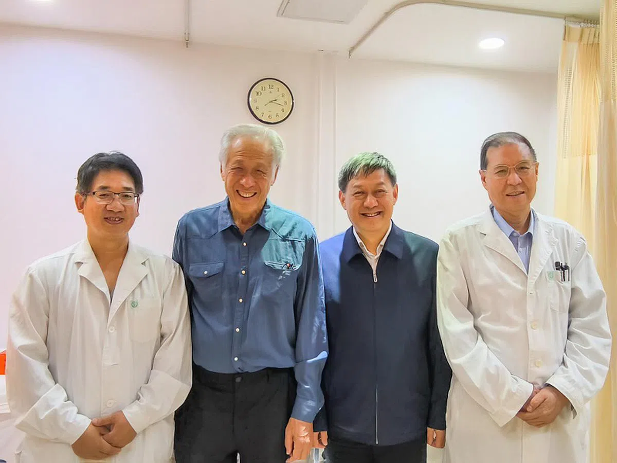 黄永宏医生（左二）与程凯博士（左起）、刘清泉院长，以及王鳞鹏教授合影。（取自黄永宏脸书）