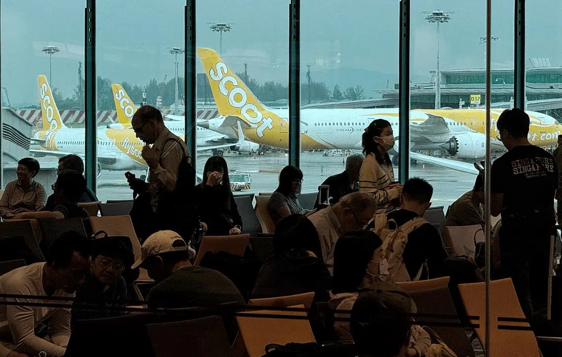 早前连串航班遭遇强烈乱流的事故，导致有更多新加坡人因飞行恐惧症向心理专家求助。（联合早报）