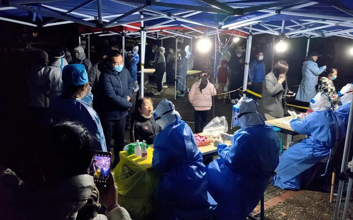 上海居民3月17日漏夜排队等候接受冠病核酸检测。（路透社）