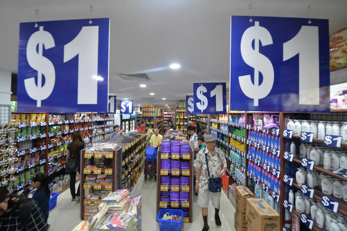 以低价为卖点的廉价商品店，一旦涨价就会在消费者眼中失去吸引力。（联合晚报）