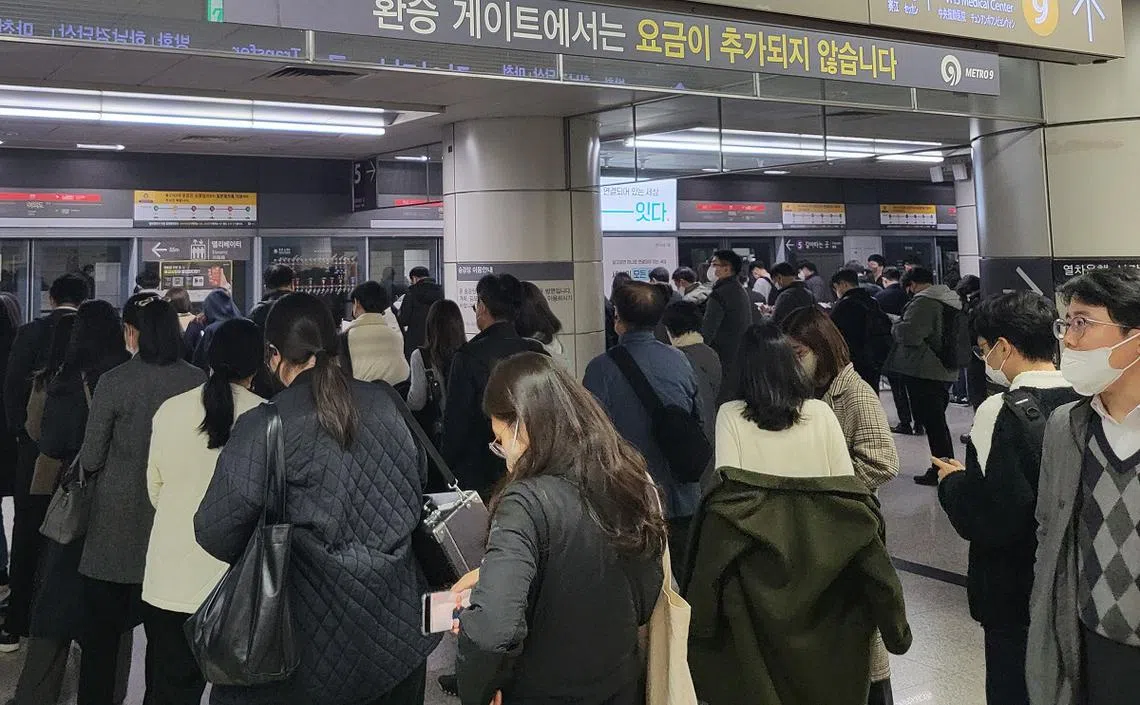 目前，韩国员工每周工时不能超过40小时，加班时间也必须控制在12小时以内。图为韩国地铁尖峰时段的上班族人流。（海峡时报）