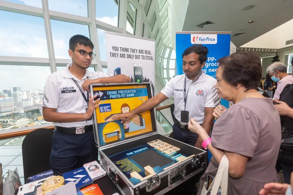 2022年11月28日，智慧国及数码政府署举办防诈骗相关的展览与讲座，新加坡警察部队在活动上向年长者讲解提防骗局的方法，教导他们如何使用防诈骗手机应用。（联合早报）