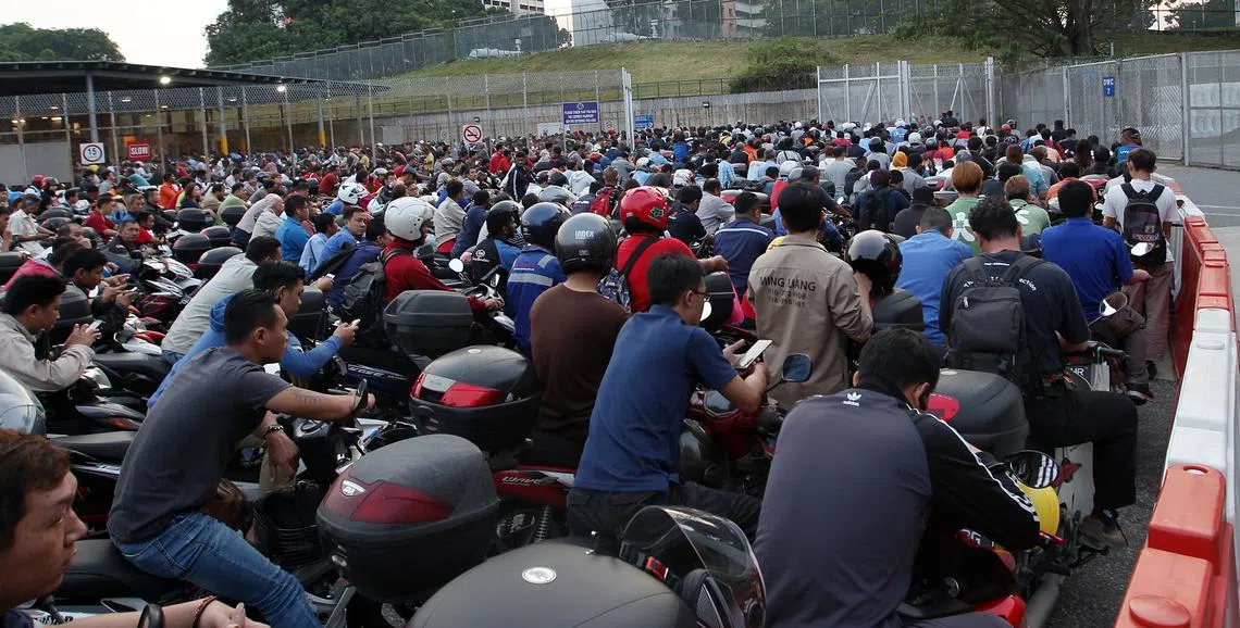 疫情导致新马国门深锁，原本每日通勤的越堤族顿时陷入进退失据的困境。（新明日报）