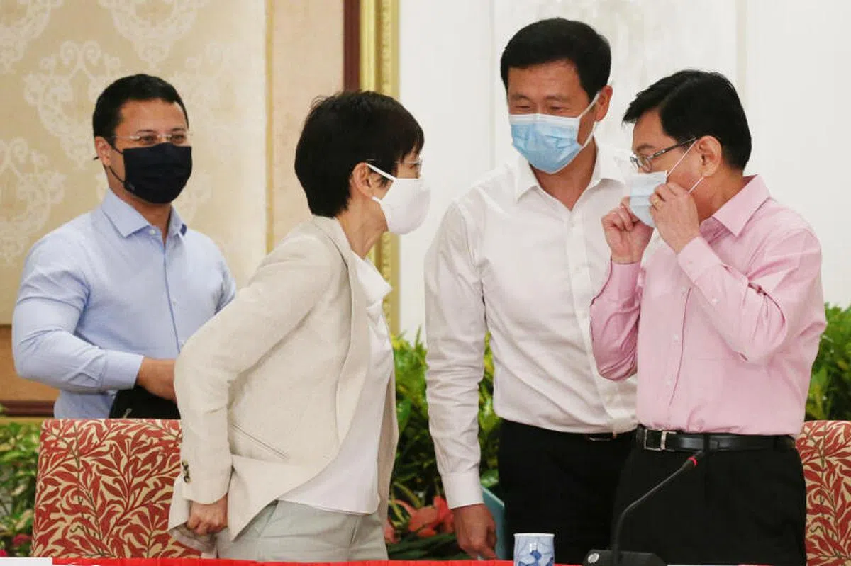  副总理王瑞杰（右）昨天宣布不再担任第四代领导团队的领袖后，其他团队成员包括永续发展与环境部长傅海燕（左）和交通部长王乙康（中）都对他做出正面评价。（联合早报） 