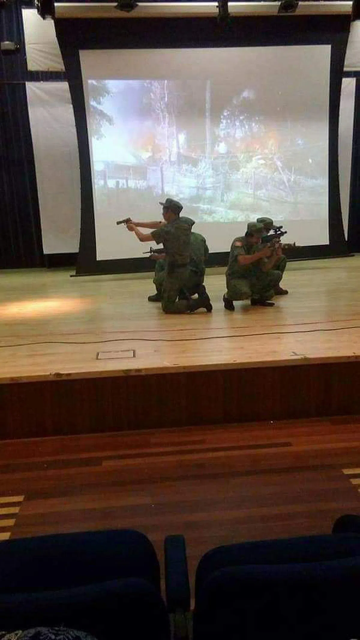  有人穿上军服并手持仿冒枪械进行表演。（若开军相关推特） 