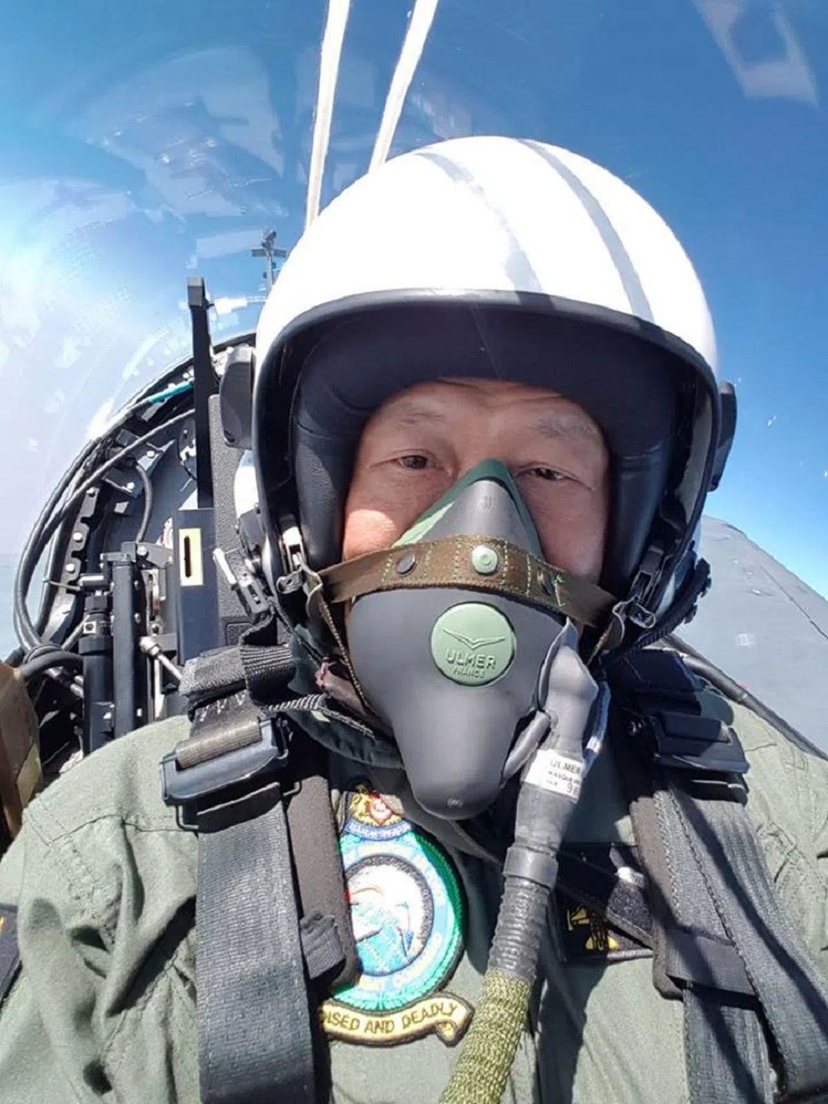  黄部长在面簿上发帖文说：“我把我的性命交在A.P. Singh少将手里45分钟，坐着“光辉”（Tejas）战斗机在两万尺高空中翱翔……即使进行G转弯和不断凌空旋转也非常平稳，所以我还能轻松自拍了几张照片。”（黄永宏面簿） 