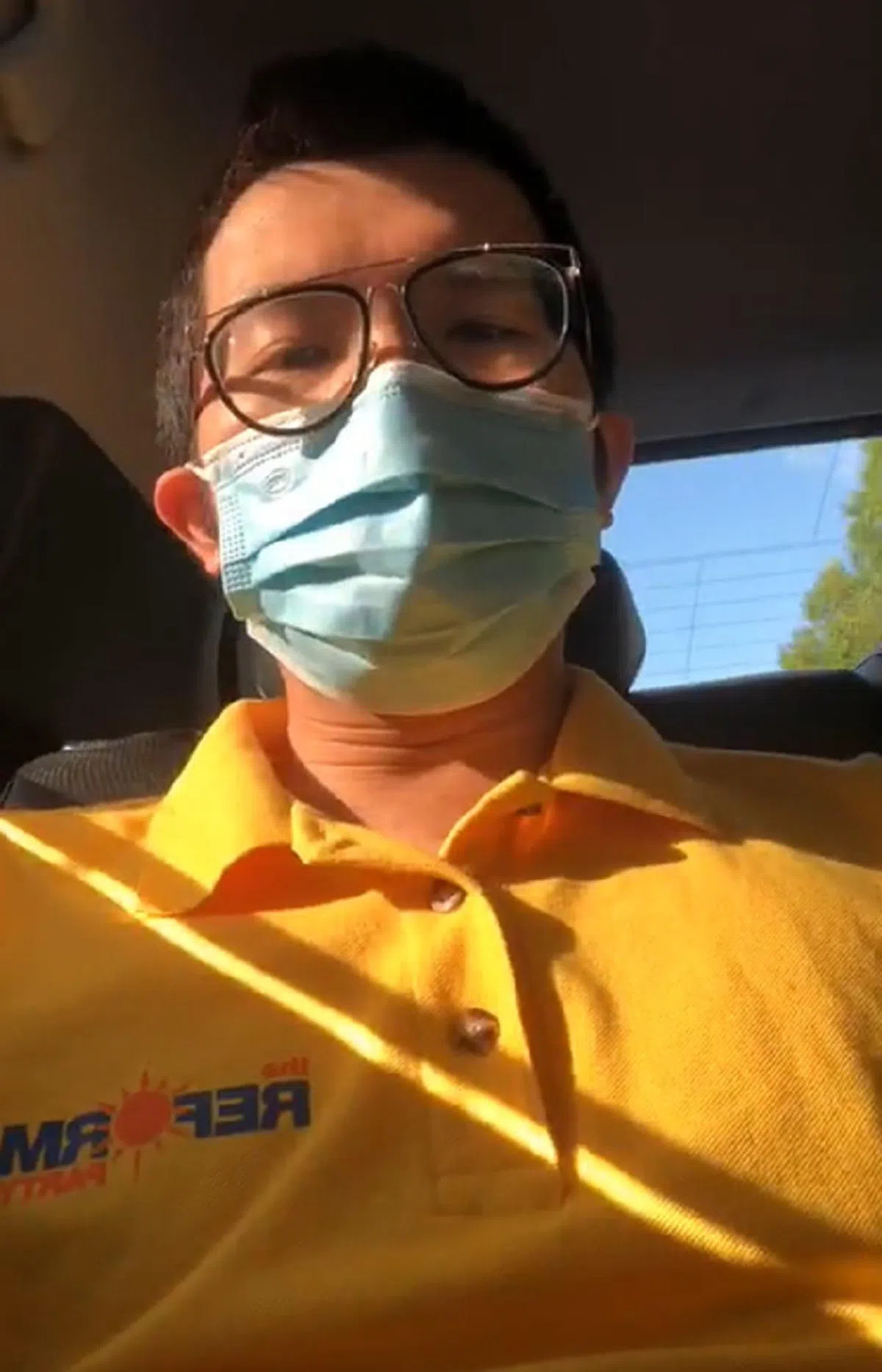  杨耀辉在乘坐私召车时拍直播视频与粉丝互动。（toxicstatenarrativeinsg instagram） 