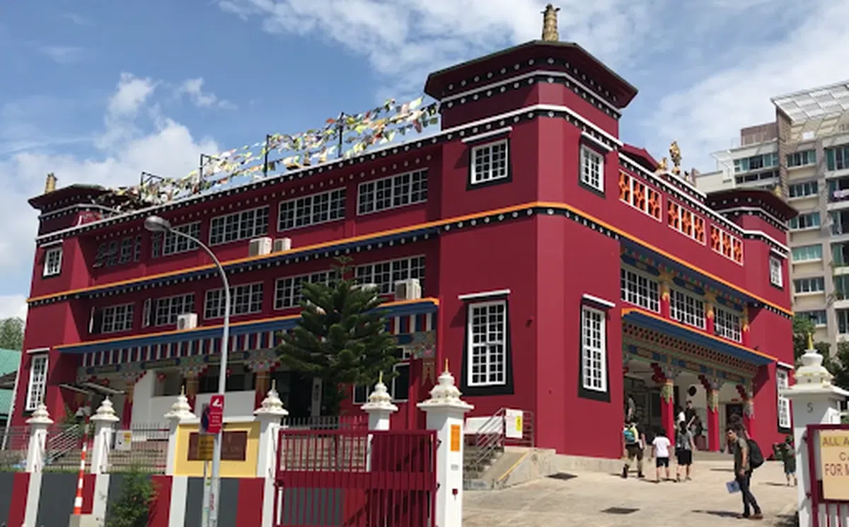  寺庙的顶楼挂着五颜六色的经幡。（海峡时报） 