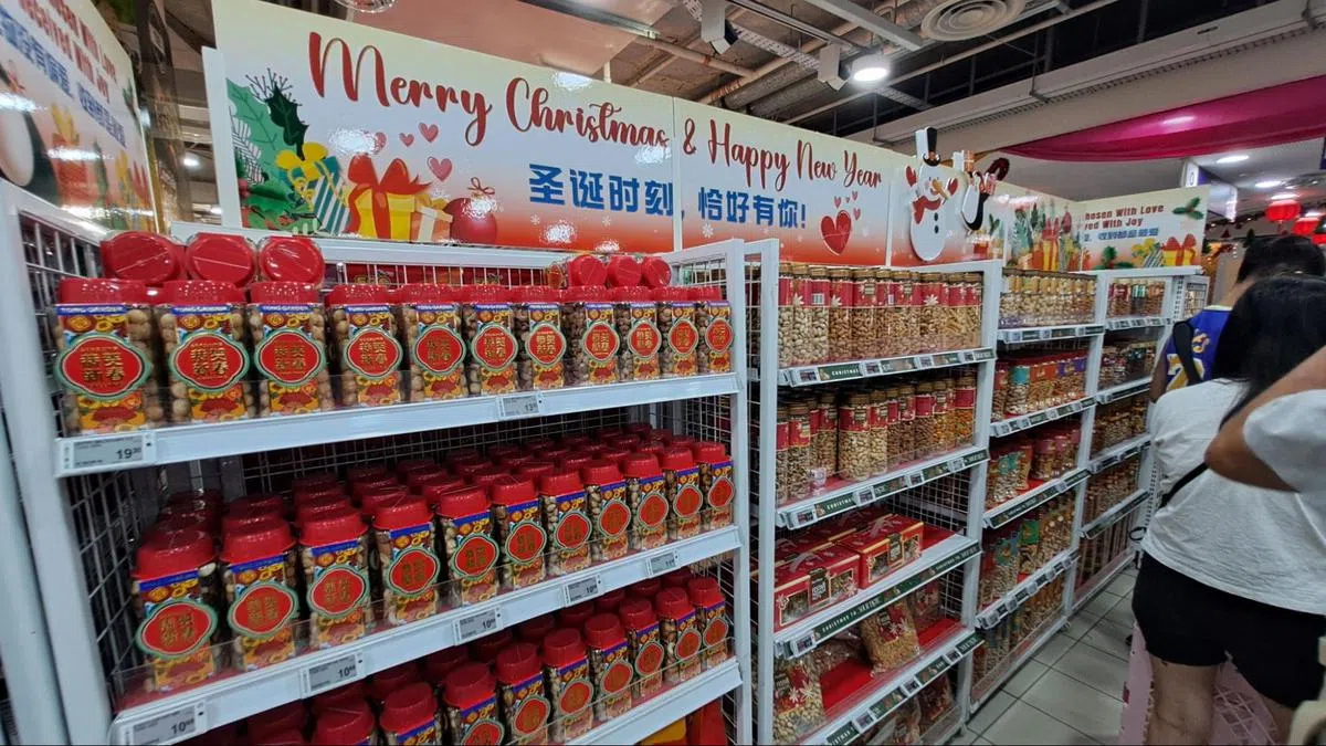 一踏进超市，就看到了新加坡式高效率的“二合一”。（红蚂蚁摄）