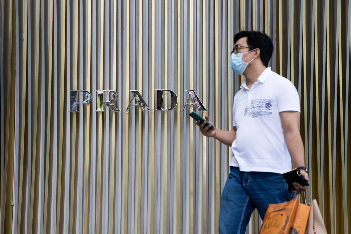 包括新加坡在内的亚洲国家纷纷向欧美厂商抢订口罩。（彭博社）