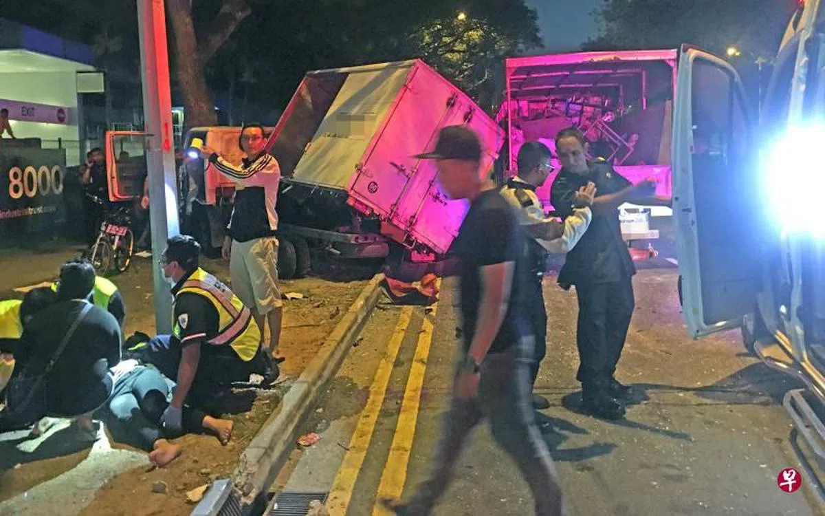  四辆车在兀兰5道发生连环车祸，四人抛飞两人受困，七人受伤送院。（联合早报） 