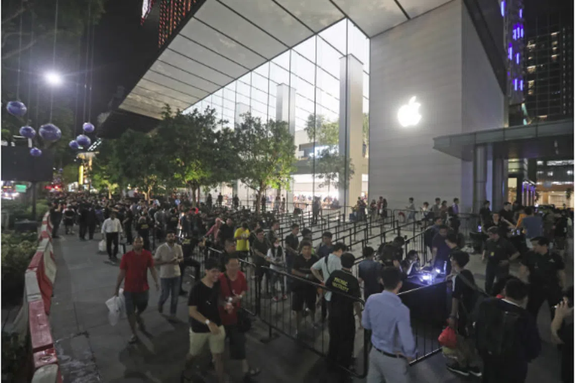 昨晚在新加坡乌节路苹果店外熬夜排队的“果粉”们。（联合晚报） 