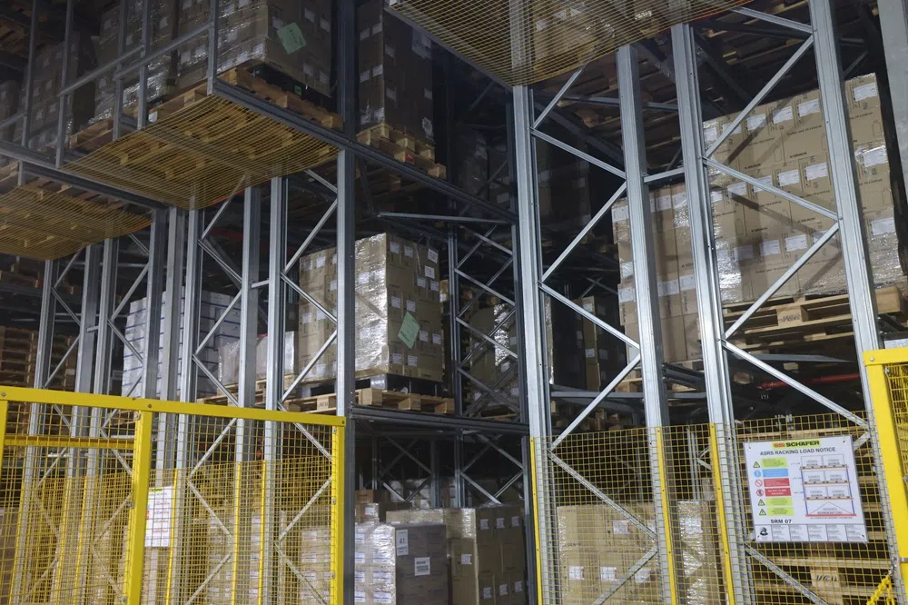 这一箱箱的食品，不知等于多少人几天的粮食？