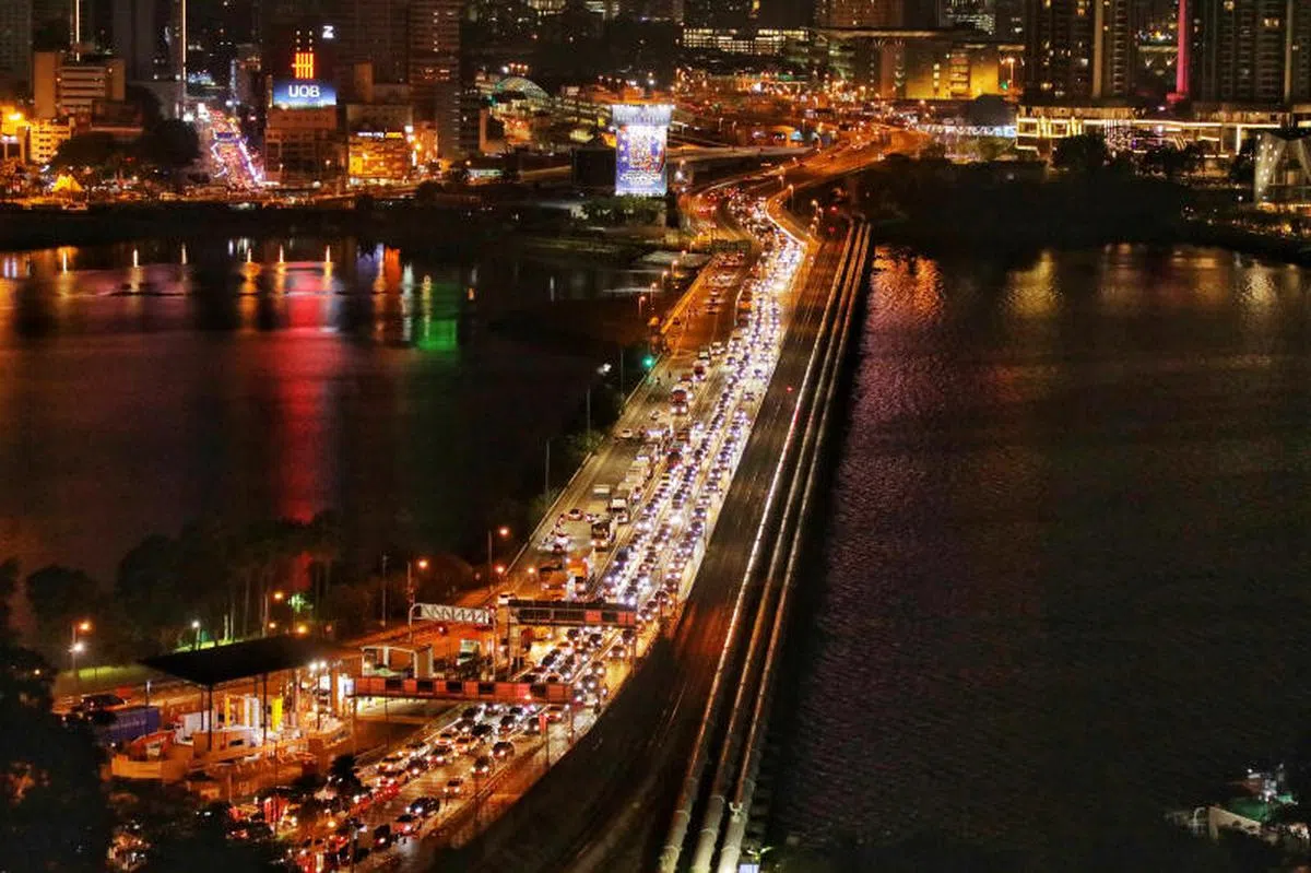  马国自3月18日起限制公民出国，也限制所有外国游客入境，图为3月中旬大批在新工作人士抢在最后一分钟入境新加坡。（联合早报） 