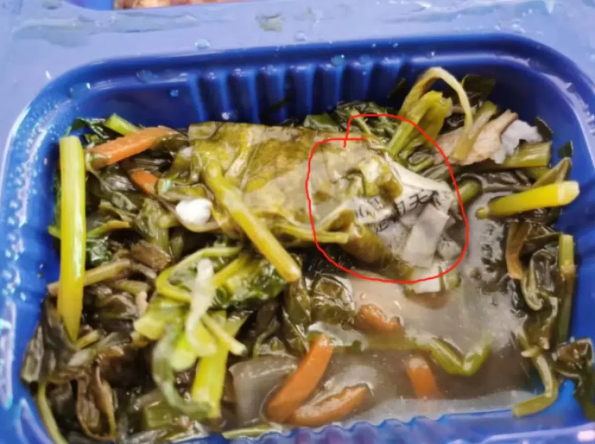 更离谱的是，蔬菜里还有旧报纸，估计是原本用于包裹食材的。（新加坡万事通）