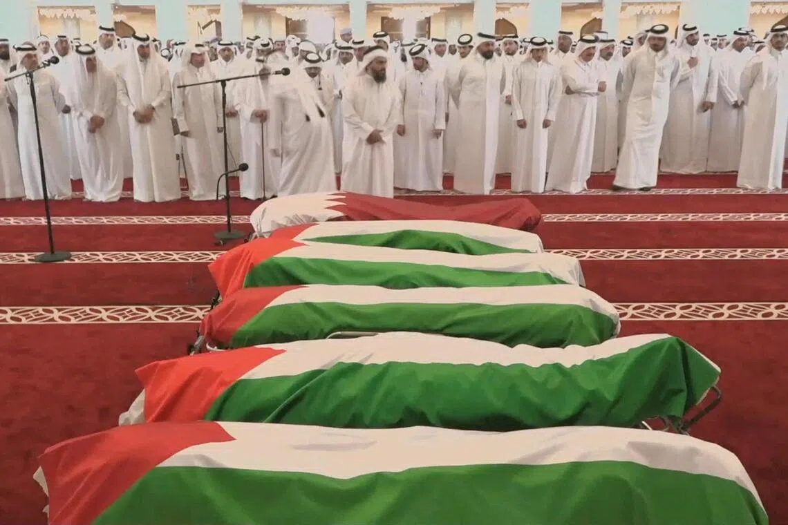 卡塔尔为空袭死者举行葬礼