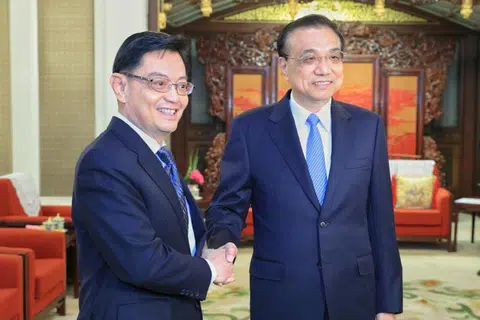 在中国访问的我国副总理兼财政部长王瑞杰与中国总理李克强会面。（新加坡通讯及新闻部提供）