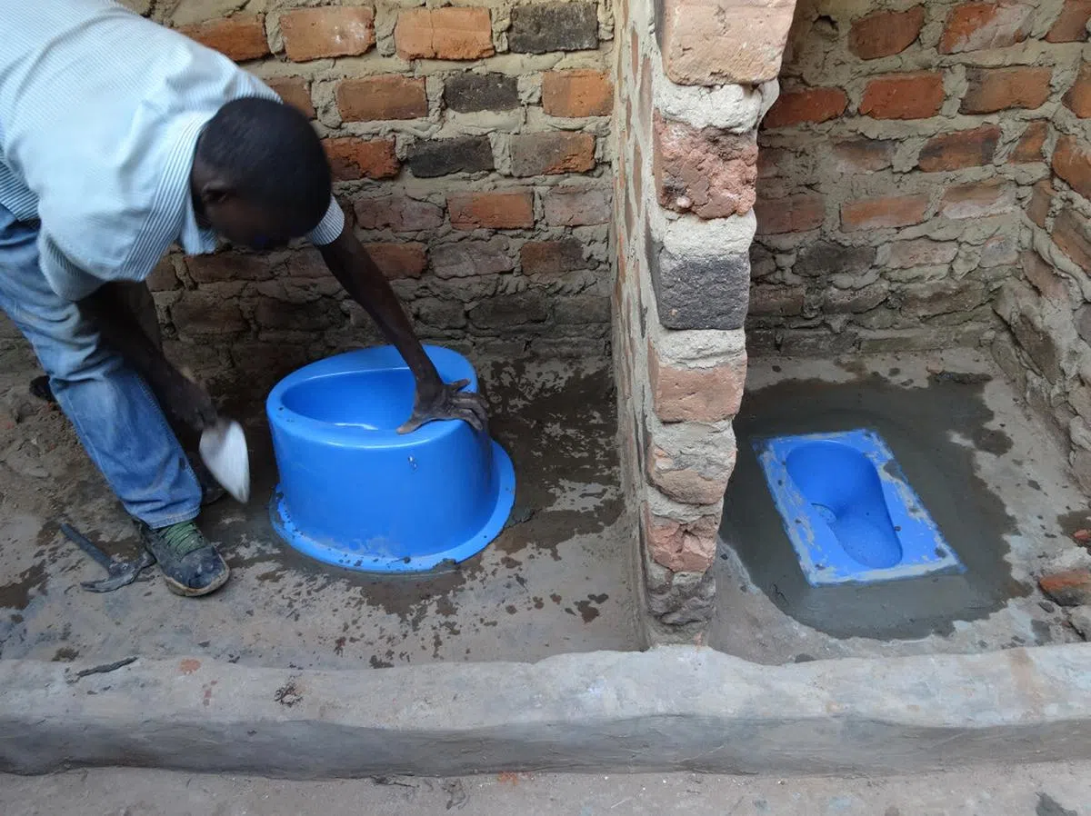  这款马桶只要5美金，技术来自日本的一家公司，需要的用水量非常小。（一席） 