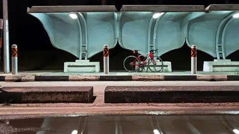 如果你认得出这个巴士站的所在地，可别大声说出来，小心暴露年纪。（取自脸书）