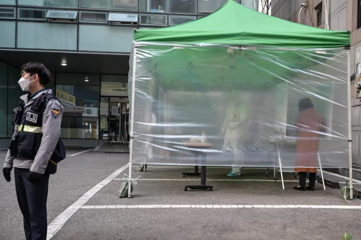  居家隔离者只能在特定时间前往投票站投票。（韩联社） 