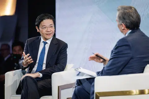 黄循财（左）在彭博创新经济论坛与彭博新闻社总编辑米思伟（右）对谈。