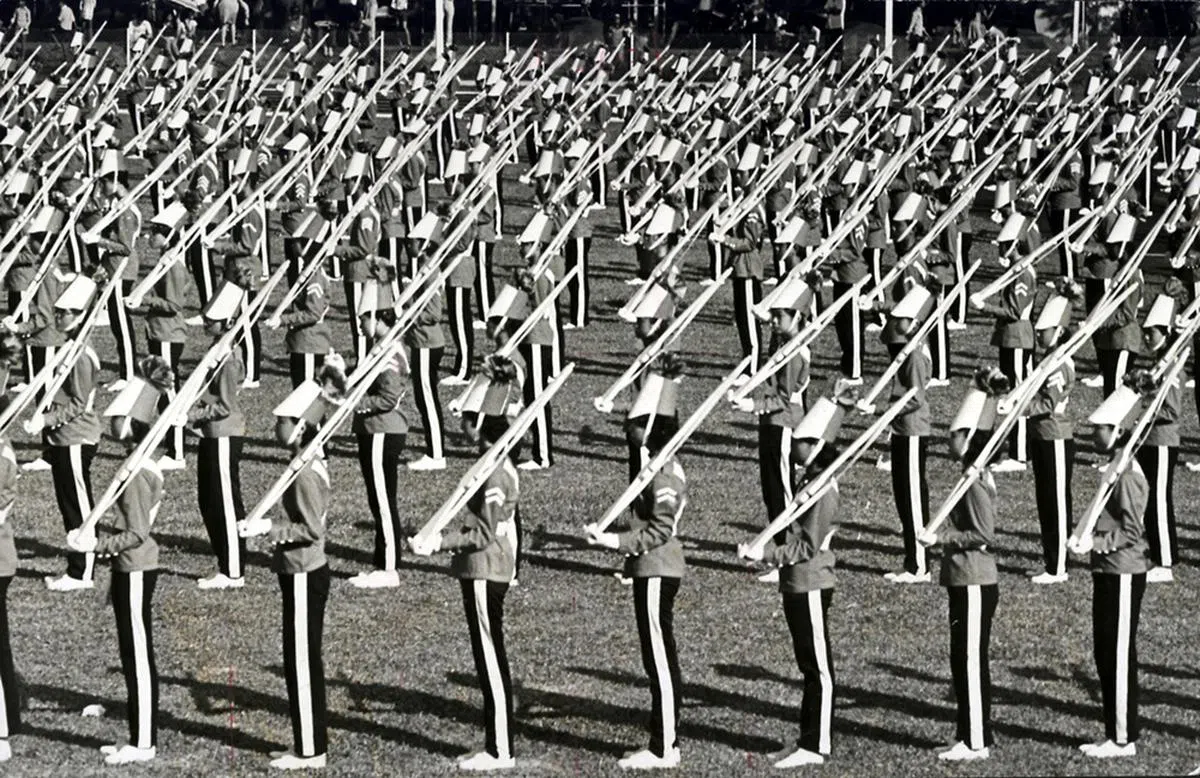 笃行中学（Rangoon Road Secondary School ）的学生在花拉公园体育中心庆典呈献《玩具兵进行曲》。（海峡时报）