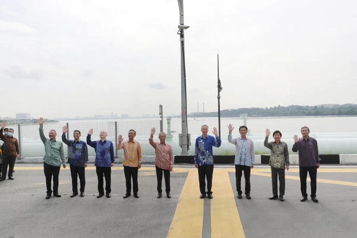  李显龙总理（右四）和马来西亚首相慕尤丁（左五）今早在新柔长堤见证新柔地铁计划重启仪式。在场的还有新加坡交通部长王乙康（右三）、前基础建设统筹部长兼交通部长许文远（右二）、外交部长维文医生（右一）；马国交长魏家祥（左三）、国际贸易及工业部高级部长阿兹敏（左二）、外交部长希山慕丁（左四）及柔佛州务大臣哈斯尼莫哈末（左一）。（新明日报） 