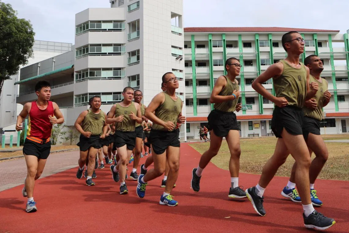 新加坡武装部队新兵进行体能训练。（联合早报）