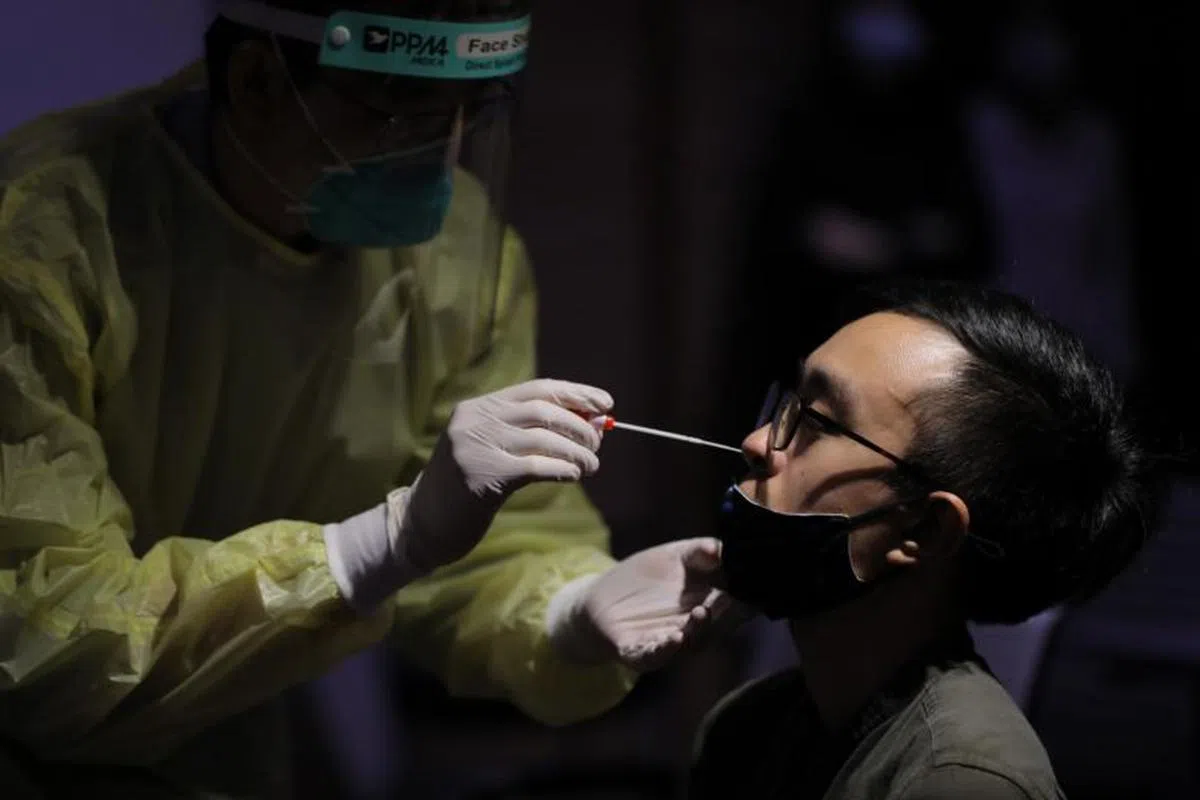  前线医护人员在采集样本的过程中与病患近距离接触，病患难免会咳嗽或打喷嚏，会有交叉感染的风险。（海峡时报） 