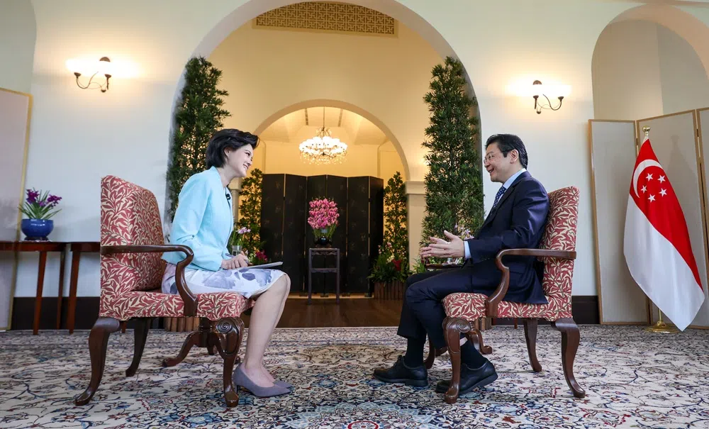 黄循财总理（右）在访华之前接受中国央视《高端访谈》节目专访时，向主持人邹韵重申对中国发展前景的信心，以及对新中关系发展的愿景。