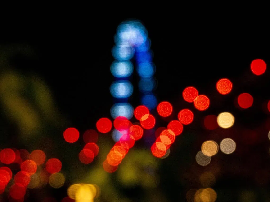 红蚂蚁最喜欢的是李显龙总理放假前去#jalanjalan时，从远处拍到这张新加坡摩天轮和螺旋桥的夜景。（李显龙摄）