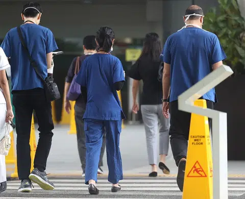 这几位医生，不晓得连续工作了几个小时？（联合早报）