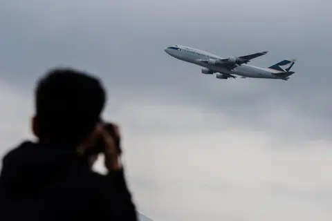 一架从香港机场起飞的国泰航空班机。（法新社）