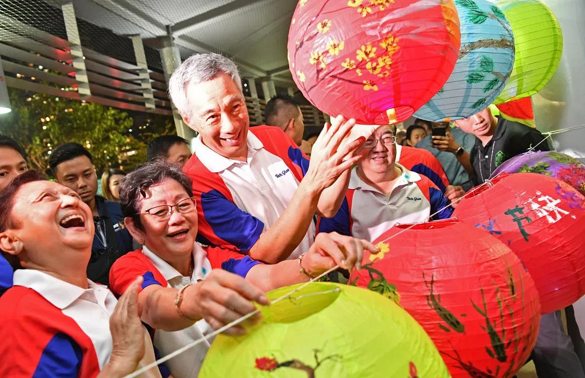 李显龙总理（前排左三）周末在碧山——宏茂桥公园与5000多位居民一起欢庆中秋节。（海峡时报）